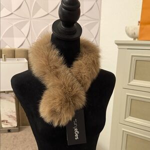 NWT SAGA FOX FUR NECK WARMER